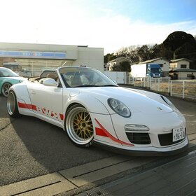 Jugendreise and Bella in Japan during the day