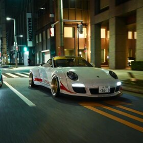 Jugendreise and Bella on a Tokyo street at night